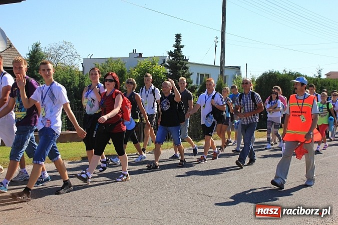 Zdjęcie w galerii na portalu naszraciborz.pl: Już 25. raz pielgrzymują na Jasną Górę wiadomości z regionu