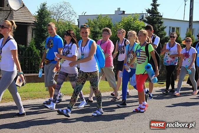 Zdjęcie w galerii na portalu naszraciborz.pl: Już 25. raz pielgrzymują na Jasną Górę wiadomości z regionu