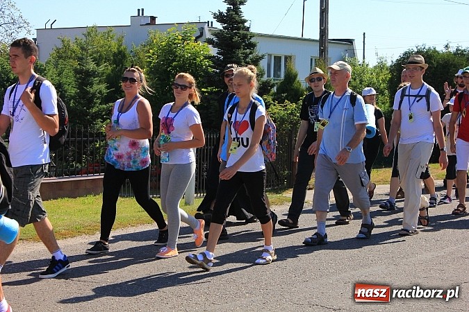 Zdjęcie w galerii na portalu naszraciborz.pl: Już 25. raz pielgrzymują na Jasną Górę wiadomości z regionu