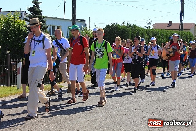 Zdjęcie w galerii na portalu naszraciborz.pl: Już 25. raz pielgrzymują na Jasną Górę wiadomości z regionu