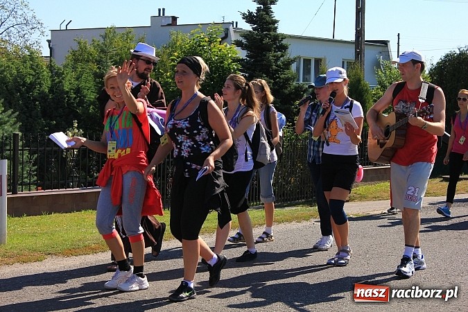Zdjęcie w galerii na portalu naszraciborz.pl: Już 25. raz pielgrzymują na Jasną Górę wiadomości z regionu