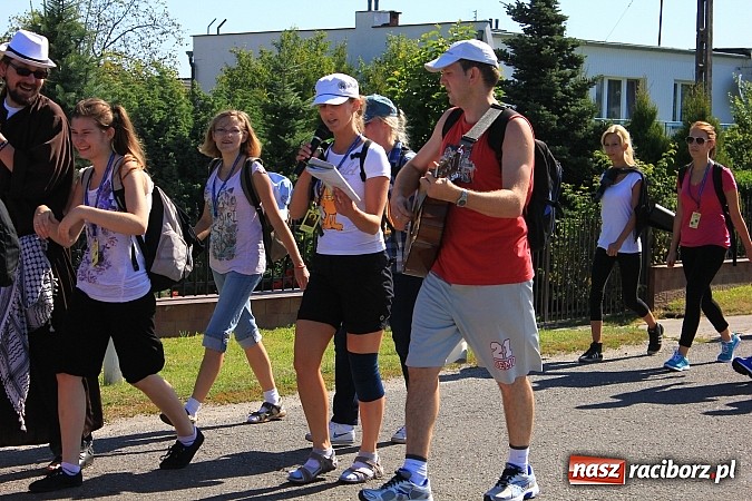 Zdjęcie w galerii na portalu naszraciborz.pl: Już 25. raz pielgrzymują na Jasną Górę wiadomości z regionu