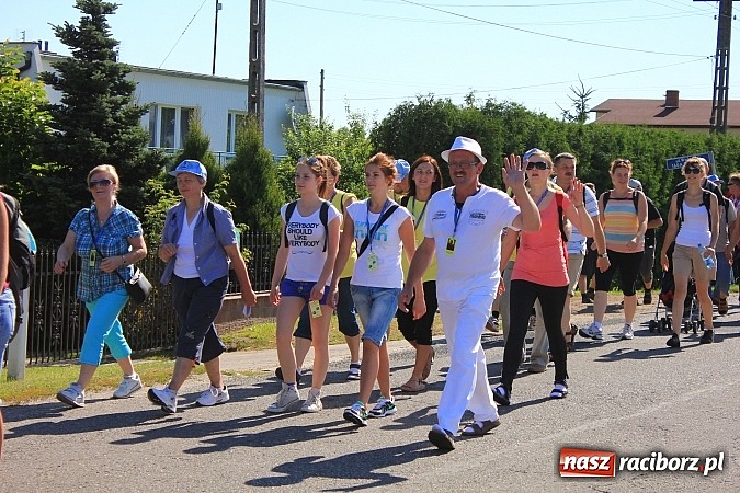 Zdjęcie w galerii na portalu naszraciborz.pl: Już 25. raz pielgrzymują na Jasną Górę wiadomości z regionu
