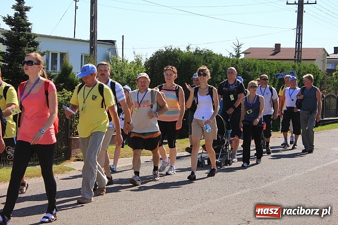 Zdjęcie w galerii na portalu naszraciborz.pl: Już 25. raz pielgrzymują na Jasną Górę wiadomości z regionu