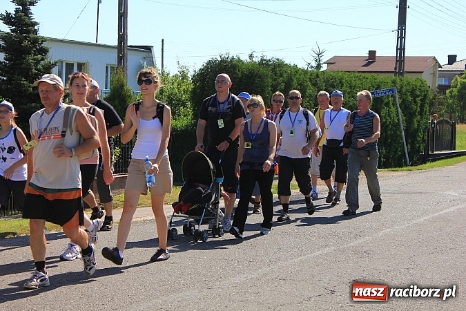 Zdjęcie w galerii na portalu naszraciborz.pl: Już 25. raz pielgrzymują na Jasną Górę wiadomości z regionu