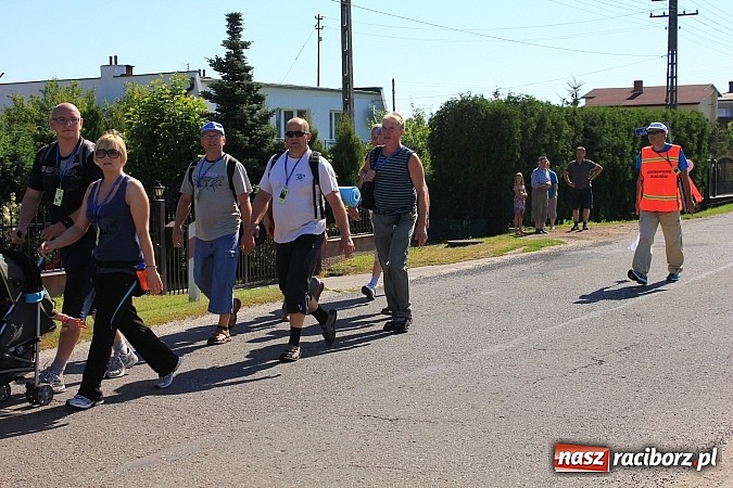 Zdjęcie w galerii na portalu naszraciborz.pl: Już 25. raz pielgrzymują na Jasną Górę wiadomości z regionu