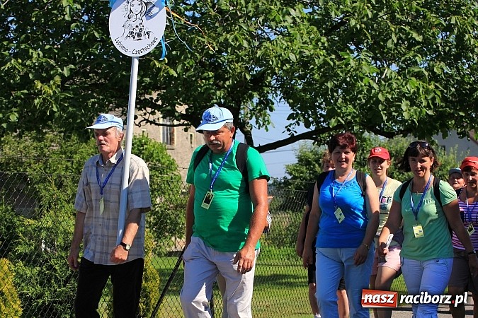 Zdjęcie w galerii na portalu naszraciborz.pl: Już 25. raz pielgrzymują na Jasną Górę wiadomości z regionu