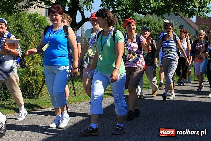 Zdjęcie w galerii na portalu naszraciborz.pl: Już 25. raz pielgrzymują na Jasną Górę wiadomości z regionu