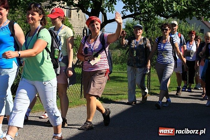 Zdjęcie w galerii na portalu naszraciborz.pl: Już 25. raz pielgrzymują na Jasną Górę wiadomości z regionu