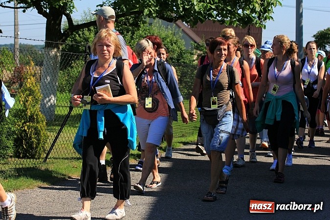Zdjęcie w galerii na portalu naszraciborz.pl: Już 25. raz pielgrzymują na Jasną Górę wiadomości z regionu