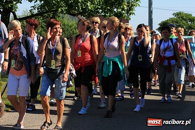 Zdjęcie w galerii na portalu naszraciborz.pl: Już 25. raz pielgrzymują na Jasną Górę wiadomości z regionu