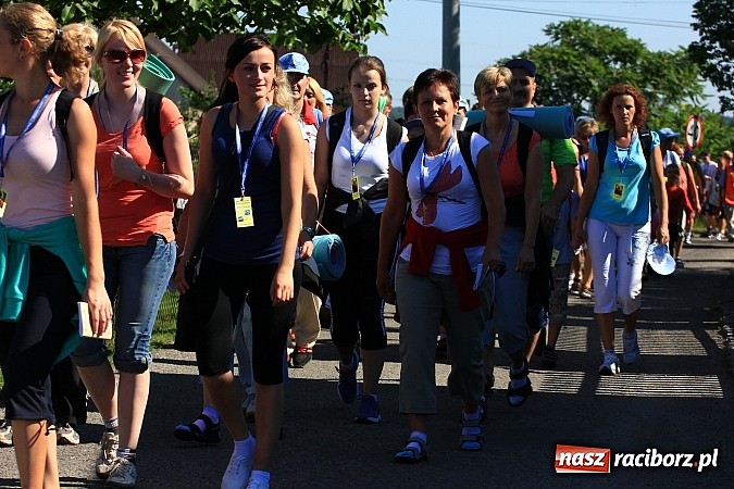 Zdjęcie w galerii na portalu naszraciborz.pl: Już 25. raz pielgrzymują na Jasną Górę wiadomości z regionu