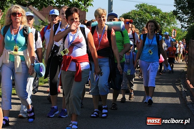 Zdjęcie w galerii na portalu naszraciborz.pl: Już 25. raz pielgrzymują na Jasną Górę wiadomości z regionu