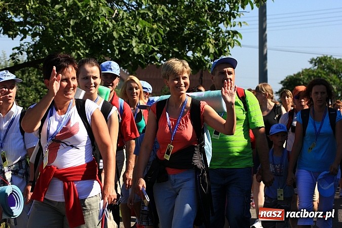 Zdjęcie w galerii na portalu naszraciborz.pl: Już 25. raz pielgrzymują na Jasną Górę wiadomości z regionu