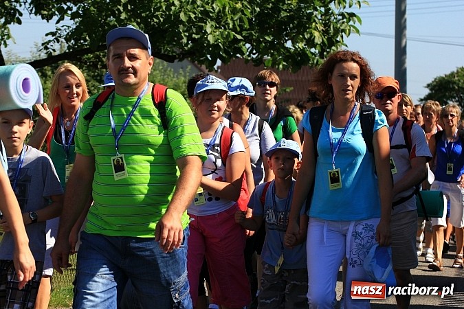 Zdjęcie w galerii na portalu naszraciborz.pl: Już 25. raz pielgrzymują na Jasną Górę wiadomości z regionu