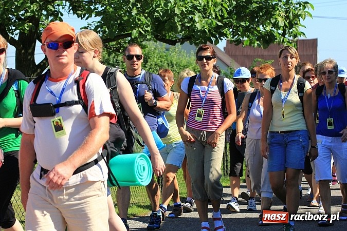 Zdjęcie w galerii na portalu naszraciborz.pl: Już 25. raz pielgrzymują na Jasną Górę wiadomości z regionu