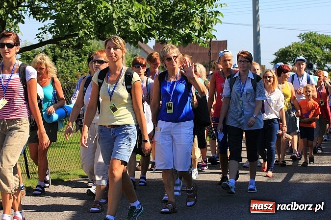Zdjęcie w galerii na portalu naszraciborz.pl: Już 25. raz pielgrzymują na Jasną Górę wiadomości z regionu