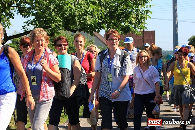 Zdjęcie w galerii na portalu naszraciborz.pl: Już 25. raz pielgrzymują na Jasną Górę wiadomości z regionu