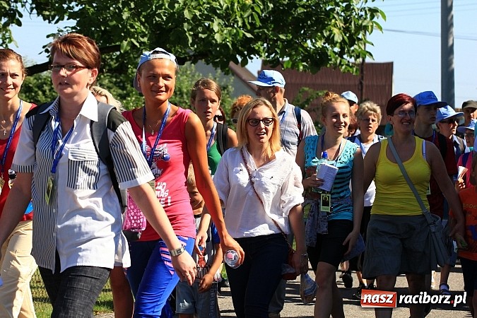 Zdjęcie w galerii na portalu naszraciborz.pl: Już 25. raz pielgrzymują na Jasną Górę wiadomości z regionu