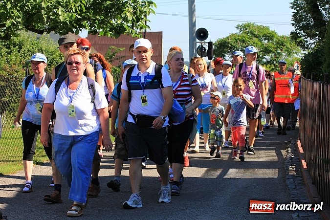 Zdjęcie w galerii na portalu naszraciborz.pl: Już 25. raz pielgrzymują na Jasną Górę wiadomości z regionu