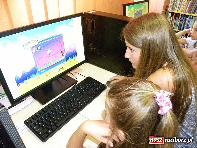 Zdjęcie w galerii na portalu naszraciborz.pl: Sieciaki na wakacjach w bibliotece wiadomości z regionu