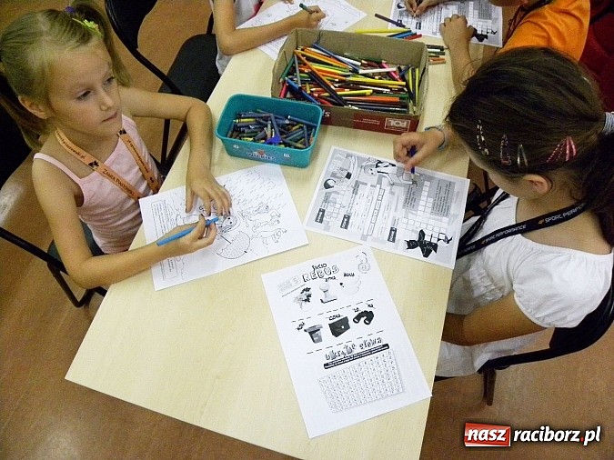 Zdjęcie w galerii na portalu naszraciborz.pl: Sieciaki na wakacjach w bibliotece wiadomości z regionu
