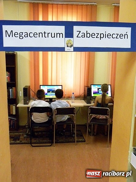 Zdjęcie w galerii na portalu naszraciborz.pl: Sieciaki na wakacjach w bibliotece wiadomości z regionu