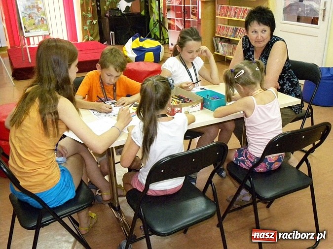 Zdjęcie w galerii na portalu naszraciborz.pl: Sieciaki na wakacjach w bibliotece wiadomości z regionu
