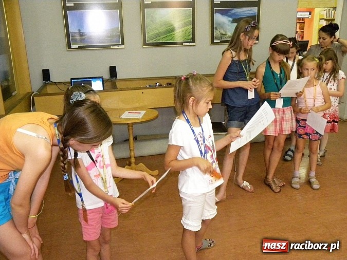 Zdjęcie w galerii na portalu naszraciborz.pl: Sieciaki na wakacjach w bibliotece wiadomości z regionu