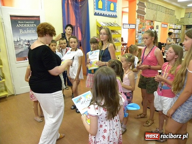 Zdjęcie w galerii na portalu naszraciborz.pl: Sieciaki na wakacjach w bibliotece wiadomości z regionu