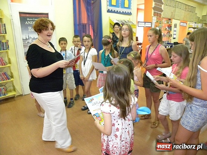 Zdjęcie w galerii na portalu naszraciborz.pl: Sieciaki na wakacjach w bibliotece wiadomości z regionu