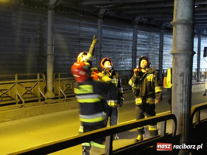 Zdjęcie w galerii na portalu naszraciborz.pl: Iveco utknęło pod wiaduktem na Piaskowej wiadomości z regionu