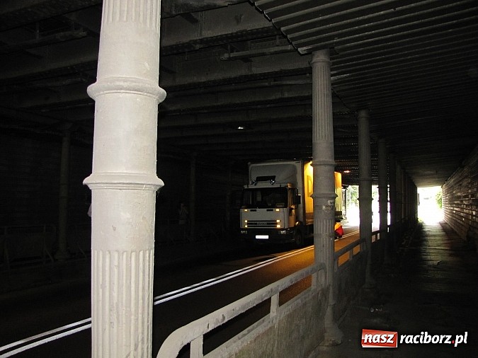 Zdjęcie w galerii na portalu naszraciborz.pl: Iveco utknęło pod wiaduktem na Piaskowej wiadomości z regionu