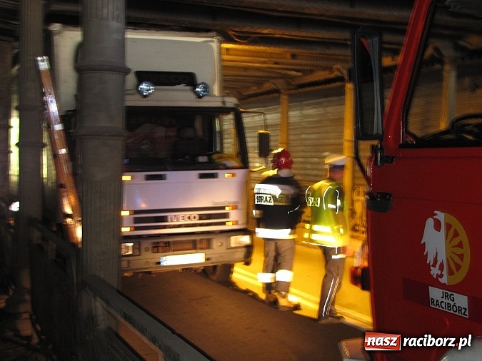 Zdjęcie w galerii na portalu naszraciborz.pl: Iveco utknęło pod wiaduktem na Piaskowej wiadomości z regionu