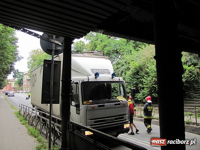 Zdjęcie w galerii na portalu naszraciborz.pl: Iveco utknęło pod wiaduktem na Piaskowej wiadomości z regionu