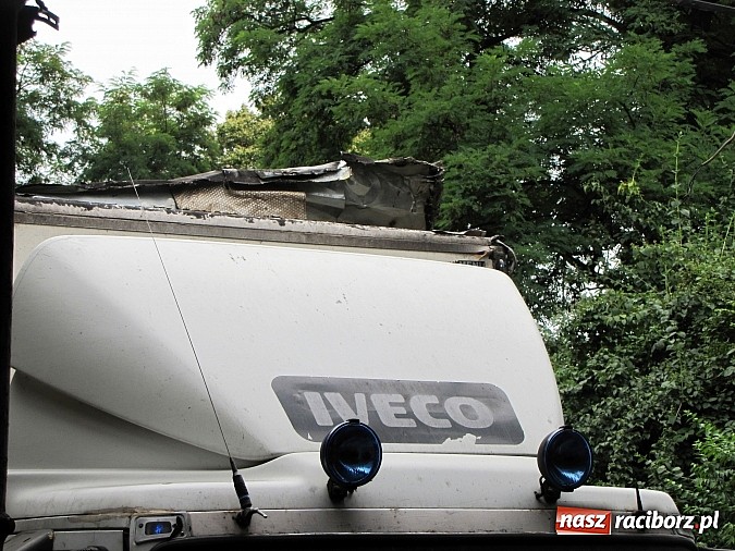 Zdjęcie w galerii na portalu naszraciborz.pl: Iveco utknęło pod wiaduktem na Piaskowej wiadomości z regionu