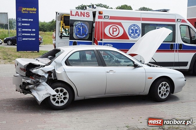 Zdjęcie w galerii na portalu naszraciborz.pl: Wypadek na Rybnickiej - fiat najechał na alfę romeo. Ogromne korki przy moście wiadomości z regionu