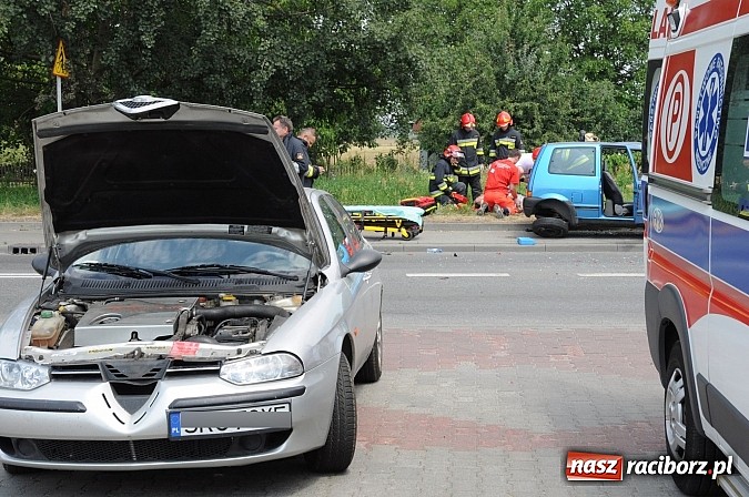 Zdjęcie w galerii na portalu naszraciborz.pl: Wypadek na Rybnickiej - fiat najechał na alfę romeo. Ogromne korki przy moście wiadomości z regionu