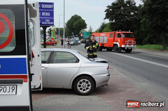 Zdjęcie w galerii na portalu naszraciborz.pl: Wypadek na Rybnickiej - fiat najechał na alfę romeo. Ogromne korki przy moście wiadomości z regionu