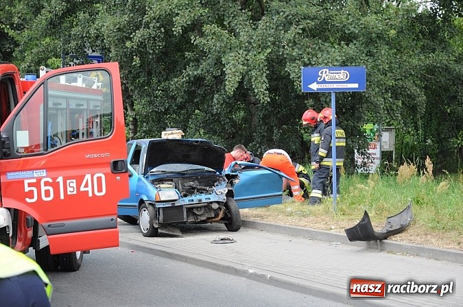 Zdjęcie w galerii na portalu naszraciborz.pl: Wypadek na Rybnickiej - fiat najechał na alfę romeo. Ogromne korki przy moście wiadomości z regionu