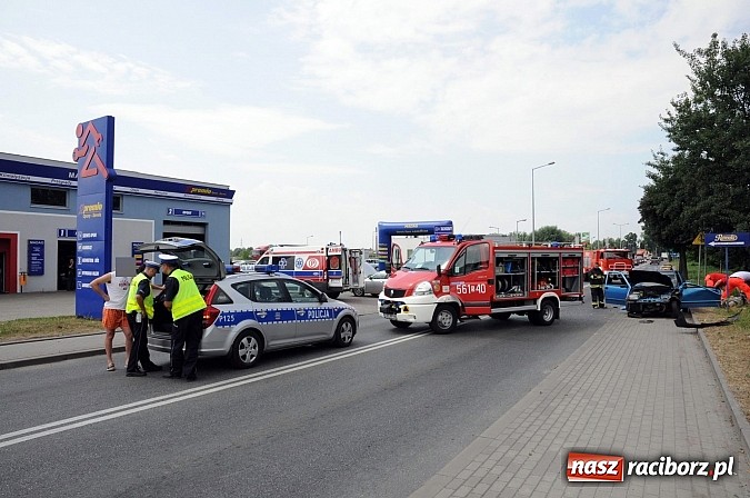 Zdjęcie w galerii na portalu naszraciborz.pl: Wypadek na Rybnickiej - fiat najechał na alfę romeo. Ogromne korki przy moście wiadomości z regionu