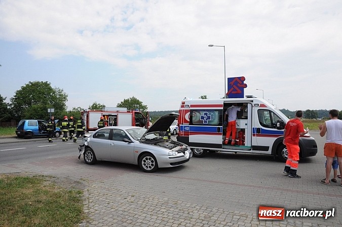 Zdjęcie w galerii na portalu naszraciborz.pl: Wypadek na Rybnickiej - fiat najechał na alfę romeo. Ogromne korki przy moście wiadomości z regionu
