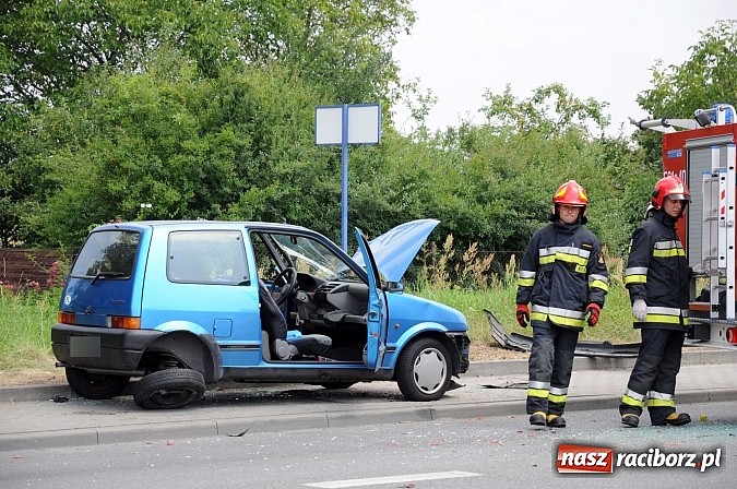 Zdjęcie w galerii na portalu naszraciborz.pl: Wypadek na Rybnickiej - fiat najechał na alfę romeo. Ogromne korki przy moście wiadomości z regionu