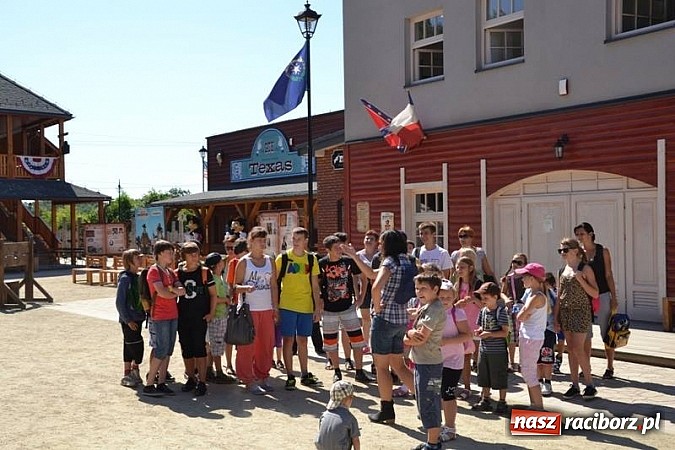 Zdjęcie w galerii na portalu naszraciborz.pl: Kowboje, ciuchcia i mnóstwo zabawy – Akcja Lato w Jankowicach trwa! wiadomości z regionu