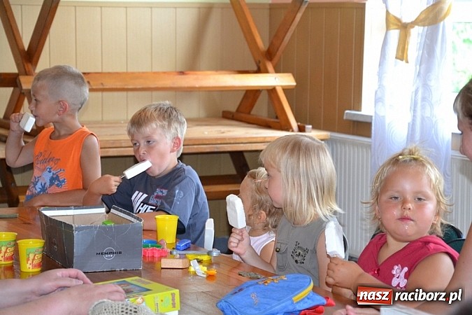 Zdjęcie w galerii na portalu naszraciborz.pl: Kowboje, ciuchcia i mnóstwo zabawy – Akcja Lato w Jankowicach trwa! wiadomości z regionu
