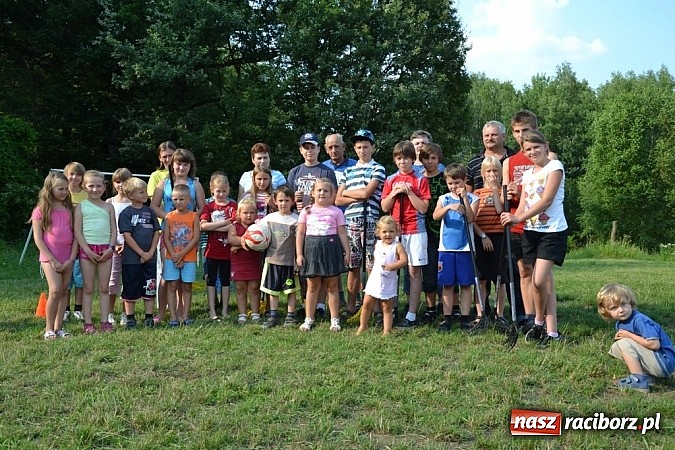 Zdjęcie w galerii na portalu naszraciborz.pl: Kowboje, ciuchcia i mnóstwo zabawy – Akcja Lato w Jankowicach trwa! wiadomości z regionu