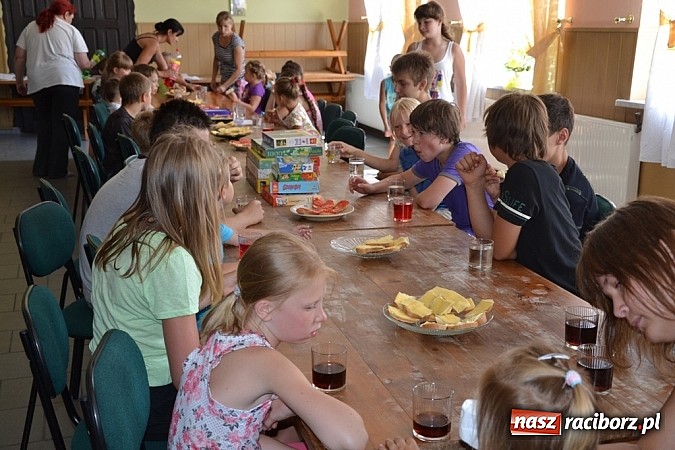 Zdjęcie w galerii na portalu naszraciborz.pl: Kowboje, ciuchcia i mnóstwo zabawy – Akcja Lato w Jankowicach trwa! wiadomości z regionu
