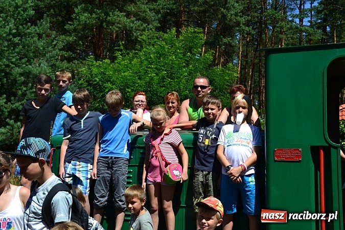 Zdjęcie w galerii na portalu naszraciborz.pl: Kowboje, ciuchcia i mnóstwo zabawy – Akcja Lato w Jankowicach trwa! wiadomości z regionu