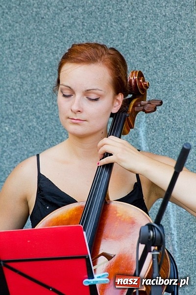 Zdjęcie w galerii na portalu naszraciborz.pl: Damski Kwartet Wiolonczelowy zagrał w muszelce wiadomości z regionu