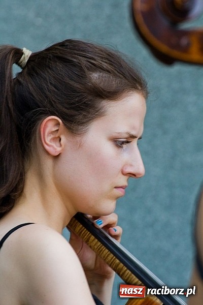 Zdjęcie w galerii na portalu naszraciborz.pl: Damski Kwartet Wiolonczelowy zagrał w muszelce wiadomości z regionu